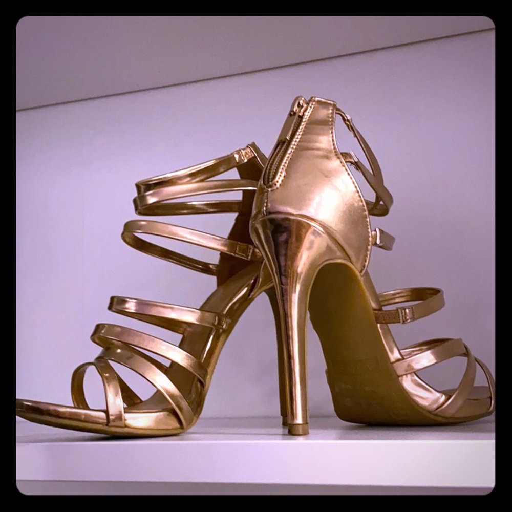 LIKE NEW ROSE GOLD PUMPS